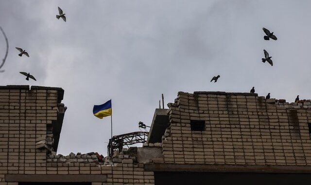 Υψώθηκε η σημαία της Ουκρανίας στη Χερσώνα – Έφυγαν οι ρωσικές δυνάμεις