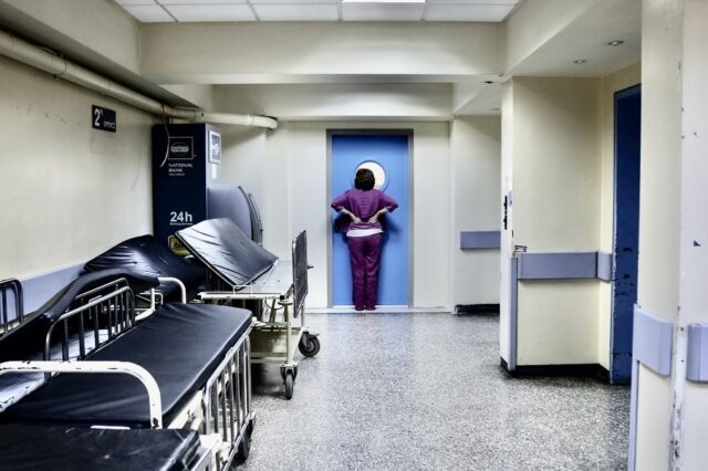 ΠΟΕΔΗΝ: Απολύονται 6.000 εργαζόμενοι από τα νοσοκομεία και αναλαμβάνουν εργολάβοι