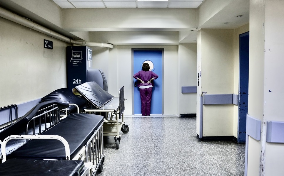 ΠΟΕΔΗΝ: Απολύονται 6.000 εργαζόμενοι από τα νοσοκομεία και αναλαμβάνουν εργολάβοι