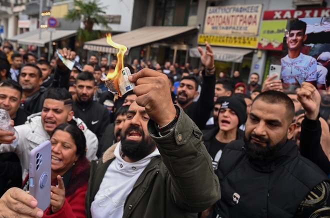 Θεσσαλονίκη: Ολοκληρώθηκε η απολογία του αστυνομικού που πυροβόλησε τον 16χρονο – Ρομά έξω από τα δικαστήρια