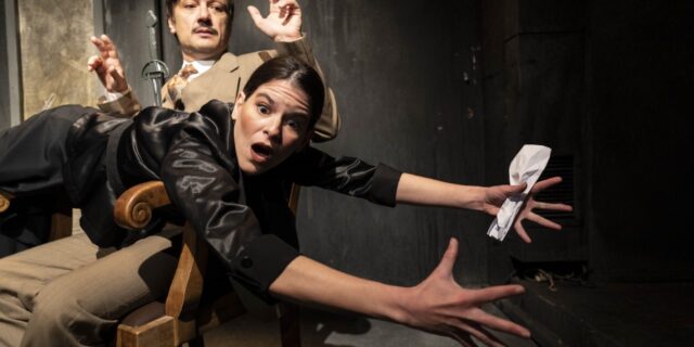 100 διαφορετικοί χαρακτήρες προσπαθούν να λύσουν το μυστήριο μιας δολοφονίας – Και τα αποτελέσματα είναι ξεκαρδιστικά