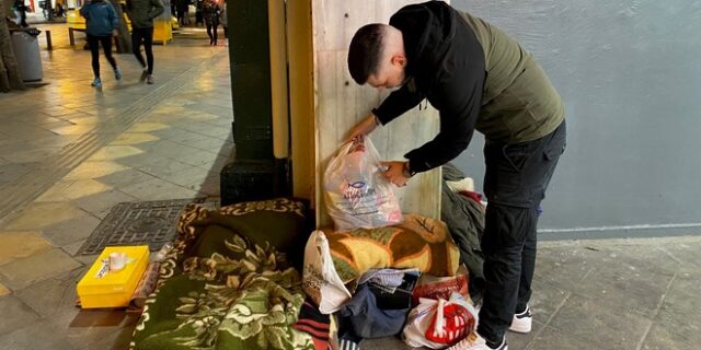 Η “ΑΠΟΣΤΟΛΗ” μοιράζει τα βράδια δέματα αγάπης στους αστέγους