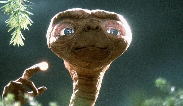 ET went home – Πουλήθηκε η αυθεντική φιγούρα του εξωγήινου από την ταινία του Σπίλμπεργκ