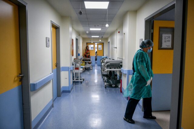 Εικόνες ντροπής: Γιατί γεμίζουν με ράντζα παιδιατρικές κλινικές και νοσοκομεία