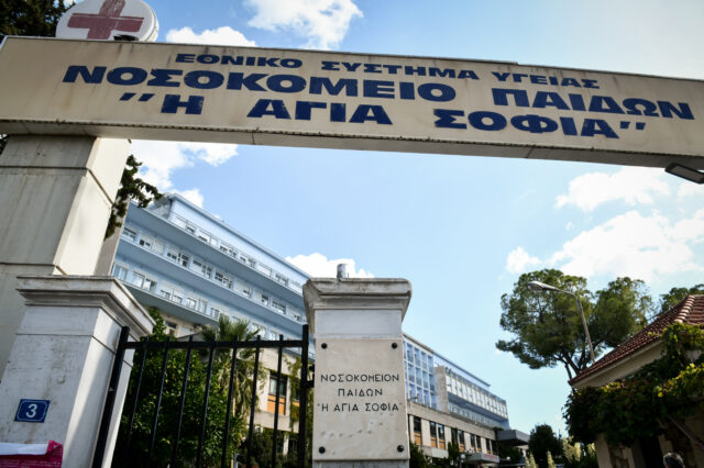 Από το σχολείο στο νοσοκομείο: Συνωστισμός στις παιδιατρικές κλινικές σε Αθήνα και Θεσσαλονίκη