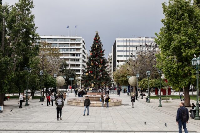 Χριστούγεννα: Φωταγωγείται το Σύνταγμα – Αντιδράσεις για την κοπή του δέντρου από το Καρπενήσι