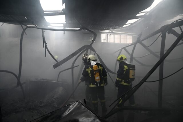 Ασπρόπυργος: Υπό μερικό έλεγχο η Φωτιά στο εργοστάσιο πολυεστερικών
