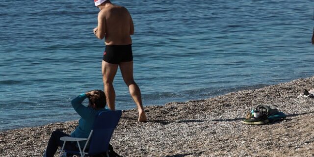 Χριστούγεννα: Εικόνες καλοκαιριού στον Φλοίσβο – Λουόμενοι “Αγιοβασίληδες” βούτηξαν στη θάλασσα