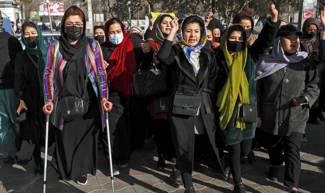 Αφγανιστάν: Γυναίκες διαδηλώνουν κατά του αποκλεισμού από τα πανεπιστήμια – Ξύλο και συλλήψεις από τους Ταλιμπάν