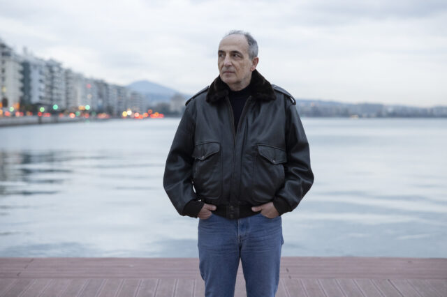 Γιώργος Καρράς: Δεκαετίες μετά τις Τρύπες, ήρθε η στιγμή της μεγάλης του επιστροφής