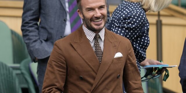 Ο David Beckam τραγουδάει Mariah Carey και κηρύσσει και επίσημα την έναρξη των Χριστουγέννων