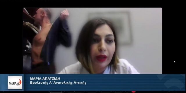 Κλέωνας Γρηγοριάδης: Έβγαλε το πουκάμισό του την ώρα που μιλούσε η Μαρία Απατζίδη στη Βουλή