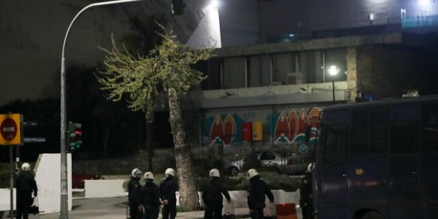 Θεσσαλονίκη: Επίθεση με βόμβες μολότοφ σε διμοιρία έξω τις εγκαταστάσεις της ΔΕΘ