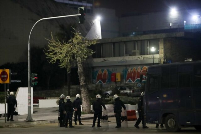 Θεσσαλονίκη: Επίθεση με βόμβες μολότοφ σε διμοιρία έξω τις εγκαταστάσεις της ΔΕΘ