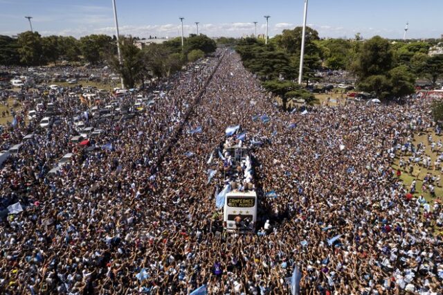 Μουντιάλ 2022, Αργεντινή: Πάνω από 4 εκατ. κόσμος στους δρόμους – Φυγαδεύτηκαν με ελικόπτερα οι παίκτες