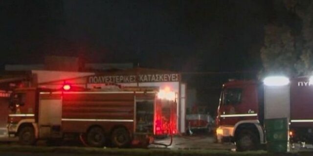 Πυροβολισμός κατά 16χρονου: Σε εξέλιξη παραμένει η φωτιά στο κατάστημα ελαστικών στον Ασπρόπυργο