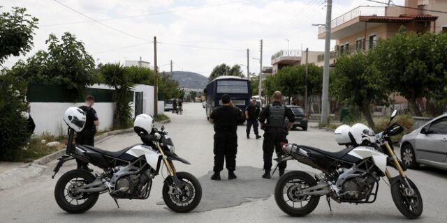 Σε εξέλιξη ταυτόχρονες αστυνομικές επιχειρήσεις σε όλους τους καταυλισμούς Ρομά στη Δυτική Αττική