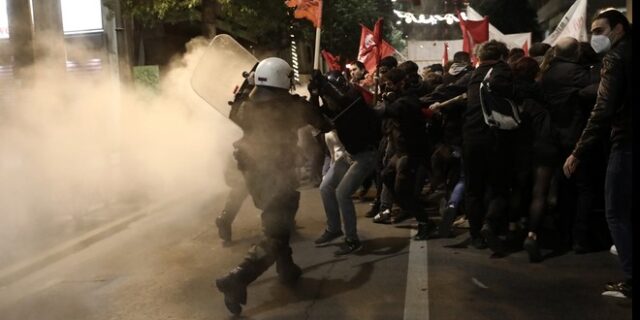 Πορείες για ανθρωποκτονία Φραγκούλη: Κρότου λάμψης και δακρυγόνα στην Αθήνα – Μολότοφ στη Θεσσαλονίκη