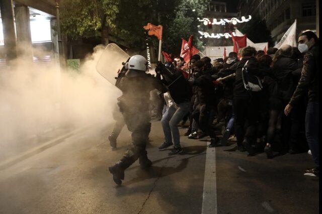 Πορείες για ανθρωποκτονία Φραγκούλη: Κρότου λάμψης και δακρυγόνα στην Αθήνα – Μολότοφ στη Θεσσαλονίκη