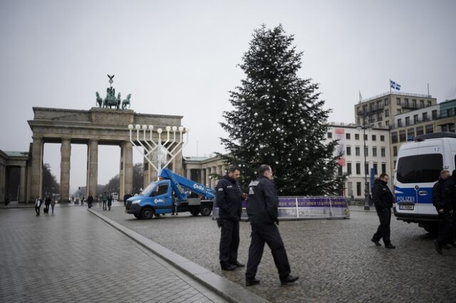 Βερολίνο: Ακτιβιστές έκοψαν την κορυφή του χριστουγεννιάτικου δέντρου