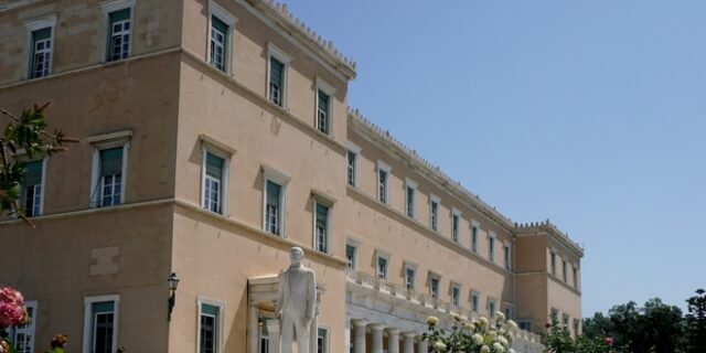 Μαθήτρια πήγε να μπει στη Βουλή με μαχαίρι και ναρκωτικά
