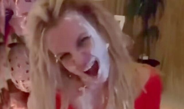 Britney Spears: Πασαλείφτηκε με τούρτα που έφαγε από το πάτωμα – Η γκάφα στο Instagram