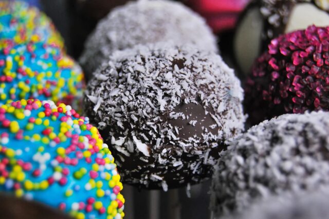 Πώς θα φτιάξετε τέλεια cake pops για τα εορταστικά πάρτι σας