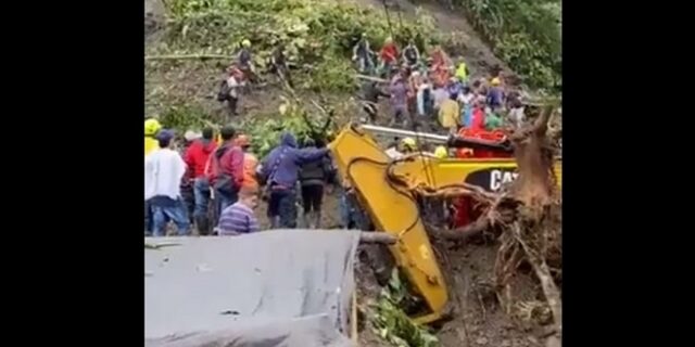 Κολομβία: Πάνω από 30 νεκροί από κατολίσθηση που παρέσυρε λεωφορείο και ΙΧ