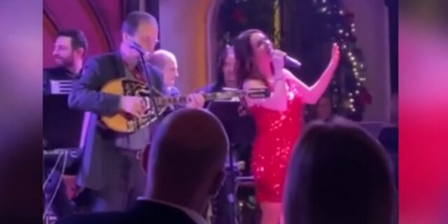 Ο Δένδιας στο “στέκι” του Ανδρέα Παπανδρέου στην Πλάκα