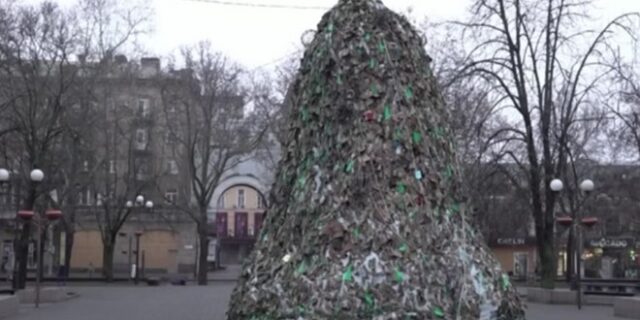 Ουκρανία: Έφτιαξαν χριστουγεννιάτικο δέντρο με δίχτυα παραλλαγής στο Μικολάιβ