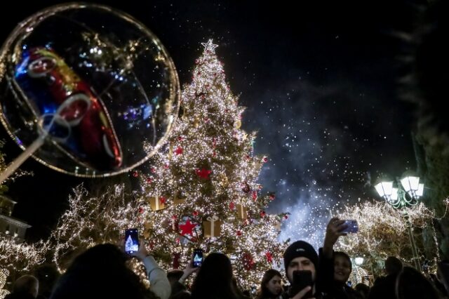 Χριστούγεννα 2022: Φωταγωγήθηκε το δέντρο στο Σύνταγμα – Εντυπωσιακές εικόνες