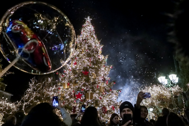 Χριστούγεννα 2022: Φωταγωγήθηκε το δέντρο στο Σύνταγμα – Εντυπωσιακές εικόνες
