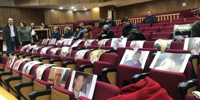 Δίκη για τη φωτιά στο Μάτι: Συγγενείς τοποθέτησαν φωτογραφίες των θυμάτων στα έδρανα