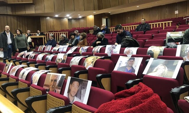 Δίκη για τη φωτιά στο Μάτι: Συγγενείς τοποθέτησαν φωτογραφίες των θυμάτων στα έδρανα