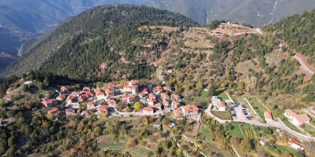 Χριστούγεννα 2022: Ταξιδεύουμε σε 7 υπέροχα χωριά για τις γιορτές