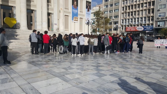 Δημοτικό Θέατρο Πειραιά: Διαμαρτυρία του Μουσικού Σχολείου Πειραιά για το ατύχημα
