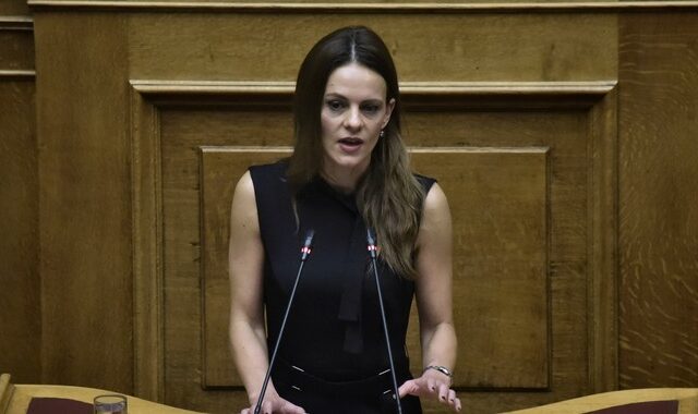 Αχτσιόγλου: Η ιλαροτραγωδία “κυβέρνηση Μητσοτάκη κατά τραπεζών” συνεχίζεται