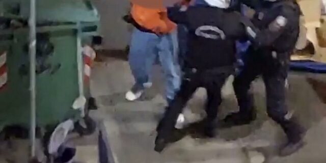 Θεσσαλονίκη: Αστυνομικοί επιχείρησαν να προσαγάγουν περαστικό – Τους απέτρεψε ο σκύλος του