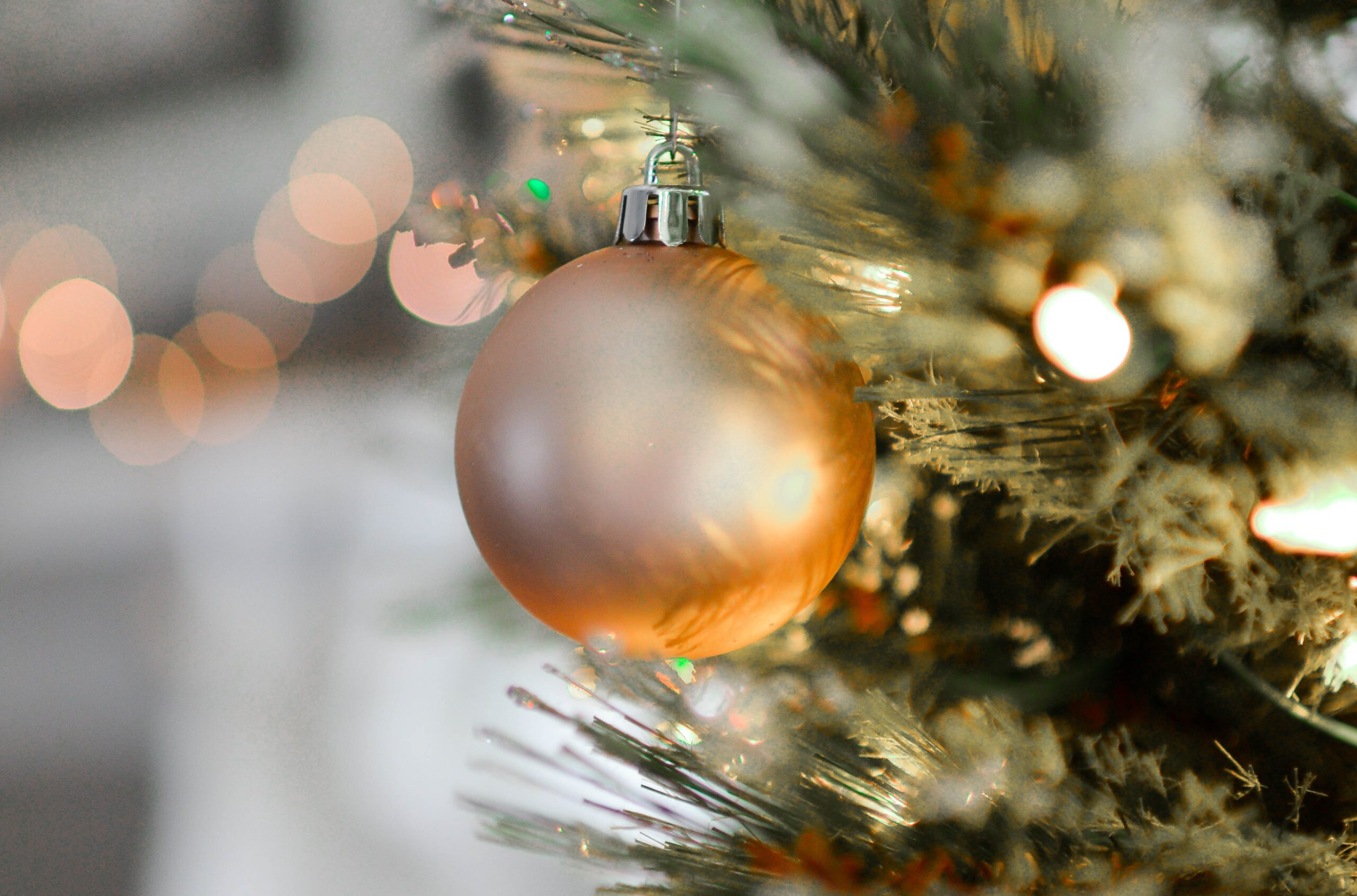 Βρήκαμε τις πιο οικονομικές μπάλες για το χριστουγεννιάτικο δέντρο σας