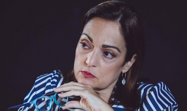 Έξαλλη η Καρακάση: Άρπαξε το κινητό δημοσιογράφου – “Θα σε δείρω, δεν υπάρχει αυτό το πράγμα”