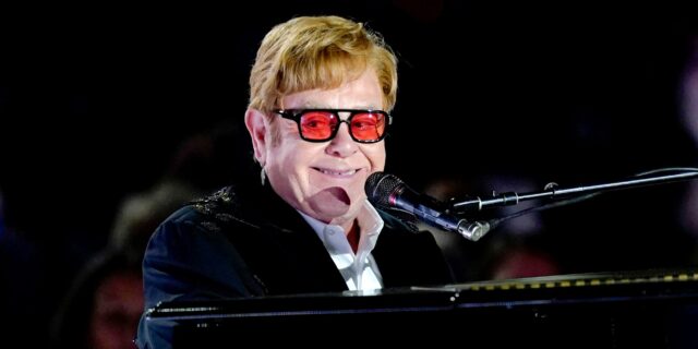 Elton John: Σε μια “πυραμίδα” θα δώσει την τελευταία του συναυλία στο Ηνωμένο Βασίλειο
