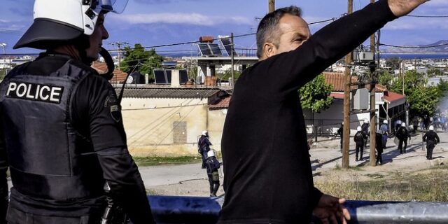 Ένταση σε συγκεντρώσεις Ρομά σε Μέγαρα και Ζευγολατιό – Κλειστή η Εθνική Αθηνών-Κορίνθου