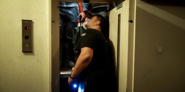 Κοζάνη: Απεγκλωβίστηκε από ασανσέρ μετά από 18 ώρες και βρήκε τον σύζυγό της νεκρό στο σπίτι