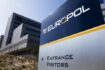Europol: Επιχείρηση πρωτοφανούς έκτασης για τη διάλυση δικτύου συνθετικών ναρκωτικών