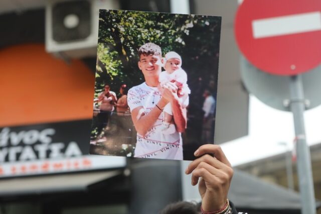 Κώστας Φραγκούλης: Πλήθος κόσμου στο μνημόσυνό του  – Η οικογένεια ζητά δικαιοσύνη