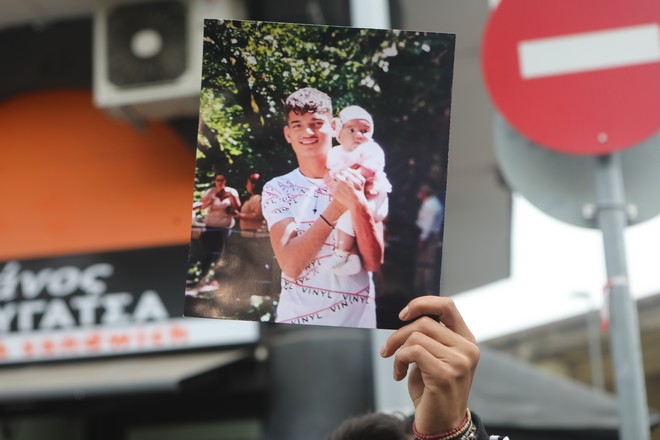 Κώστας Φραγκούλης: Πλήθος κόσμου στο μνημόσυνό του  – Η οικογένεια ζητά δικαιοσύνη