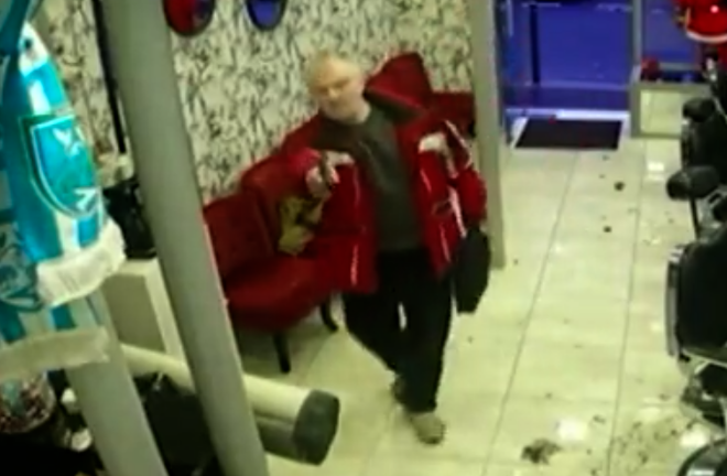Γαλλία – Βίντεο ντοκουμέντο: Ο 69χρονος δράστης εισβάλλει με όπλο σε κουρείο μετά τη δολοφονική επίθεση