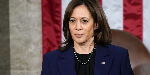 ΗΠΑ: Λεωφορεία από το Τέξας αποβίβασαν μετανάστες κοντά στο σπίτι της Κάμαλα Χάρις