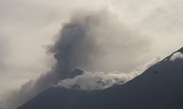 Έκρηξη του ηφαιστείου Φουέγο στη Γουατεμάλα – “Ξύπνησε” και το Λασκάρ στη Χιλή