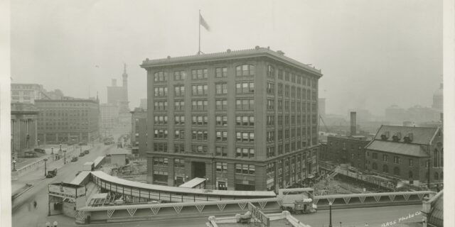 Πώς το 1930 μετακίνησαν ένα 7όροφο κτίριο χωρίς να σταματήσει η λειτουργία του